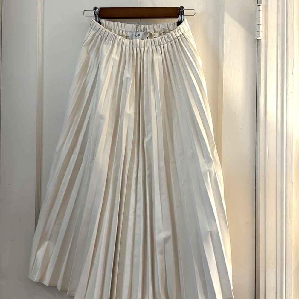 Buru White Faux Leather Pleated Skirt